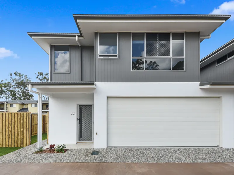 Luxury Townhouse - Moments away from Golf Course, University, Lakes & Shopping Centre.