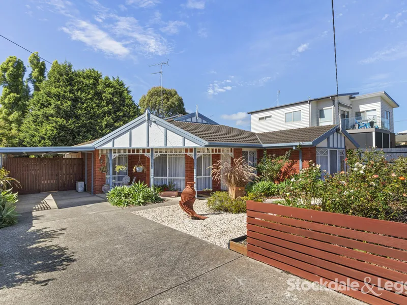 SPACE,  PRIVACY, WALK TO THE JETTY, CLUBS AND SCHOOLS