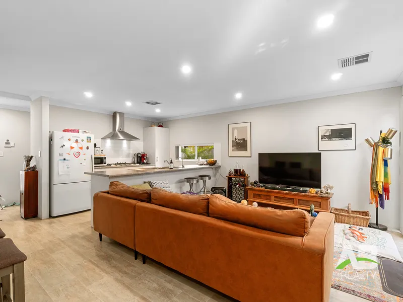 UNDER OFFER WITH AB REALTY!!