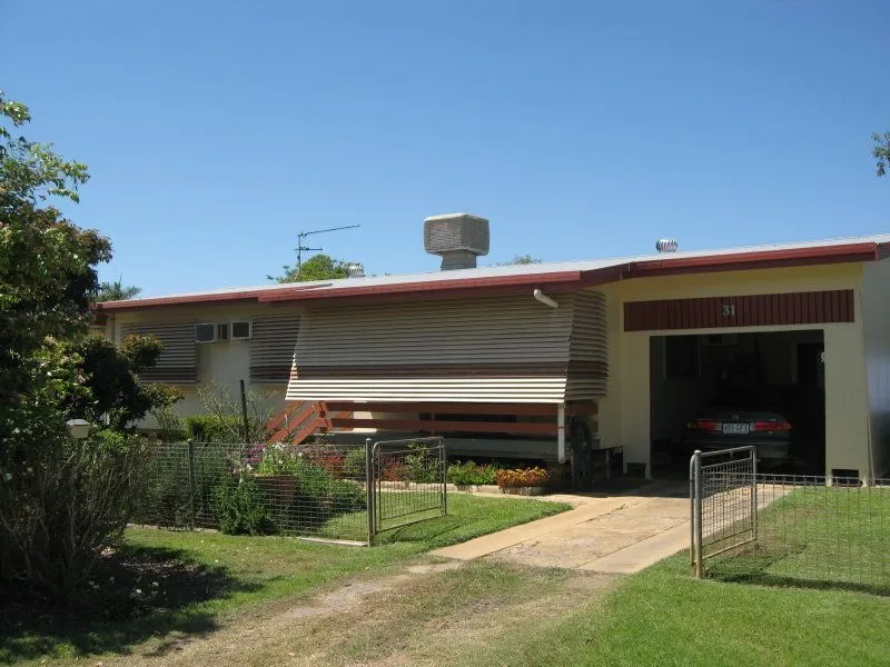 SOUND SPACIOUS HOME WITH GRANNY FLAT
