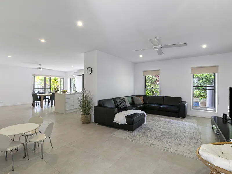 CONTEMPORARY HOME - FLAT BLOCK - CARAVAN SPACE