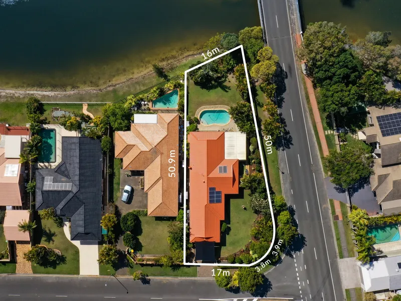 Huge 1058sqm corner block ripe for re-development