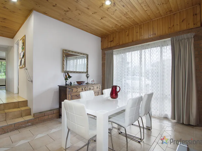 Supersized Family Living in Uralla