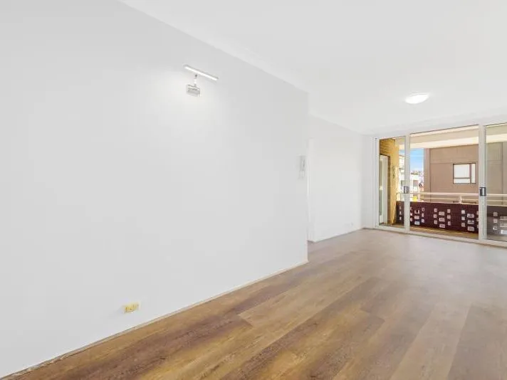 RENOVATED - TWO BEDROOM, PET FRIENDLY APARTMENT ONE BLOCK FROM THE BEACH