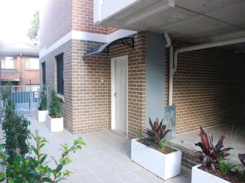 Two bedroom unit just minutes to Wentworthville station and all amenities