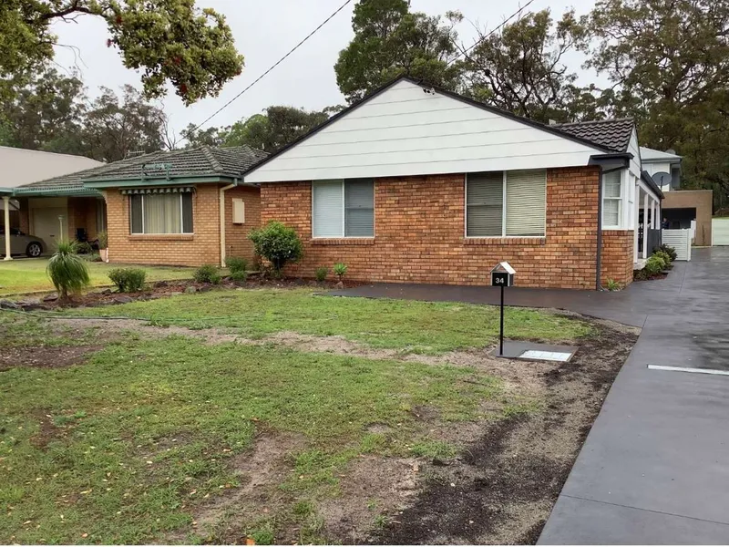Single storey 3 bedroom 1 bathroom air conditioned front family home