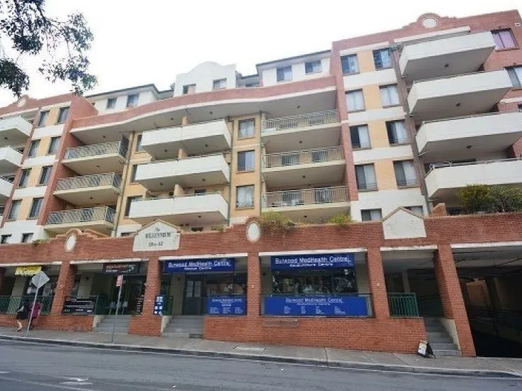Large 2 bedroom 2 bath with big backyard, 2 Mins walk to train Station! In the Heart of Burwood!