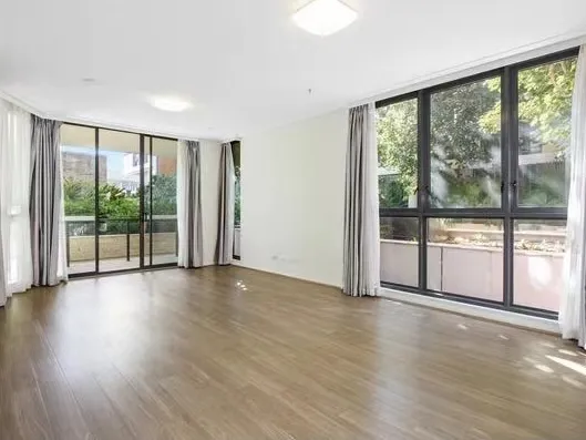 Nearly Brand New, Stunning and Spacious Two bedrooms apartment!!