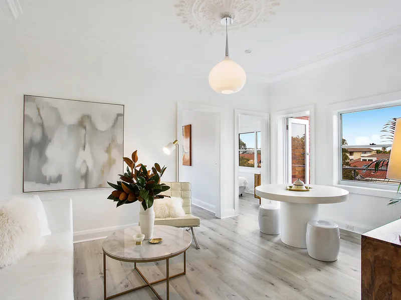 Renovated Top Floor Apartment Minutes To Bondi Beach