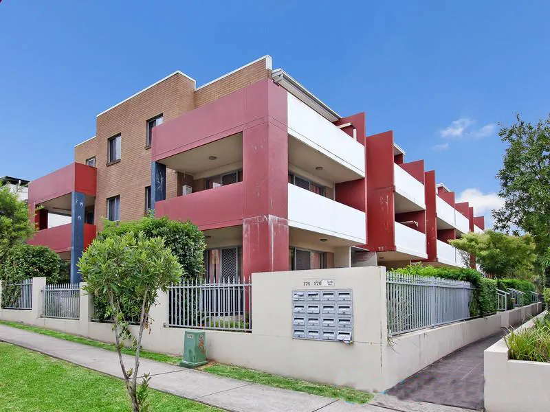 Stunning Two Bedroom Apartment For Lease In Convenient Location