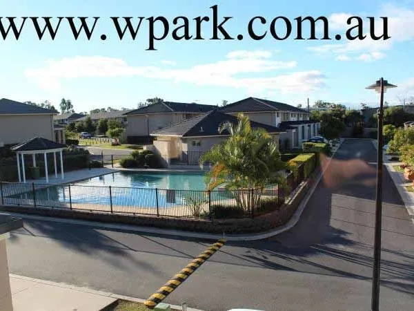 Stunning townhouse--Resort living style WALK TO TRAIN STATION