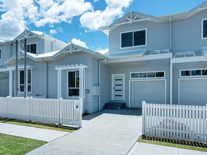 NEW HAMPTONS-STYLE TOWNHOUSE IN CONVENIENT LOCATION