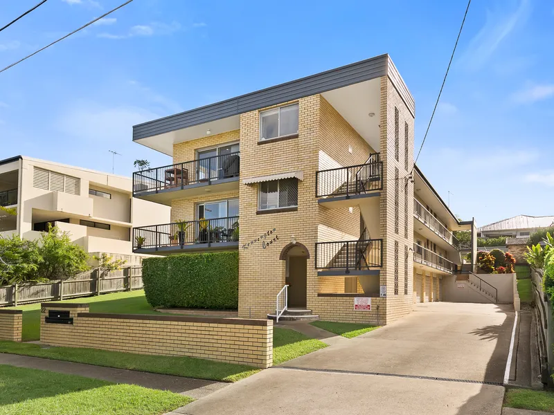 Spacious apartment with excellent suburban views!