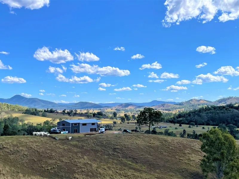 Executive Lifestyle on permanent Creek 113acres