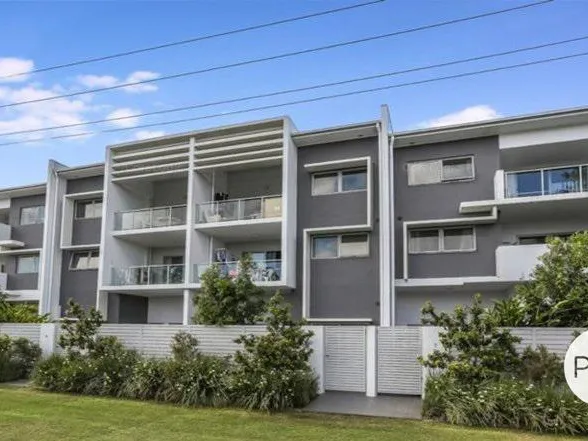 MODERN SPACIOUS UNIT IN THE HEART OF ZILLMERE!       