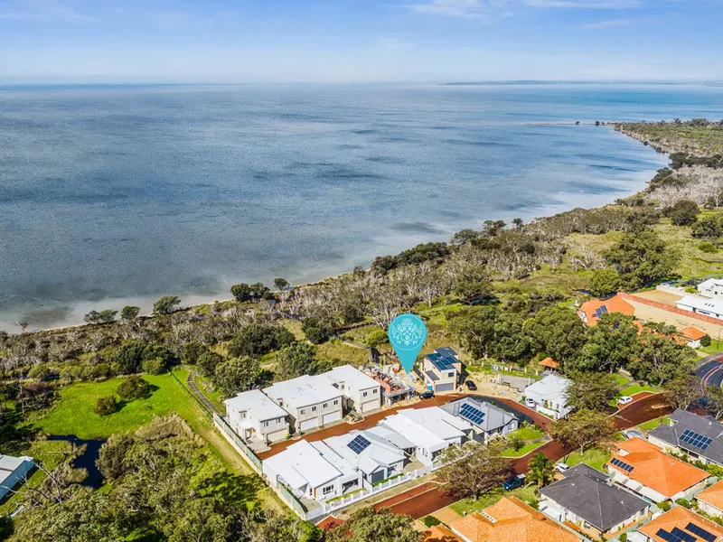 A nature lovers heaven! Absolute waterfront with 'never to be built out' views