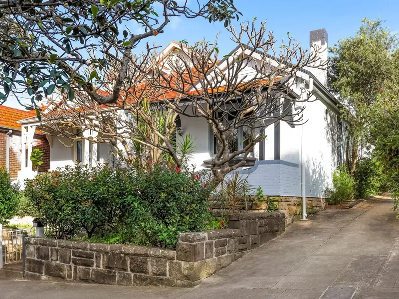 Beachside Pad With Tranquil Entertainers Courtyard - Within Bronte Public School Catchment