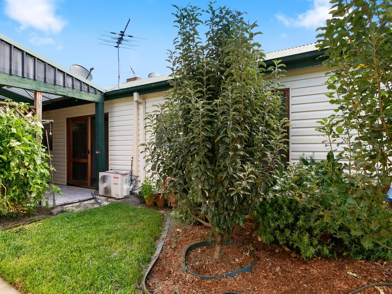 Modern 2 bedroom flat only moments to Revesby Station and Shops