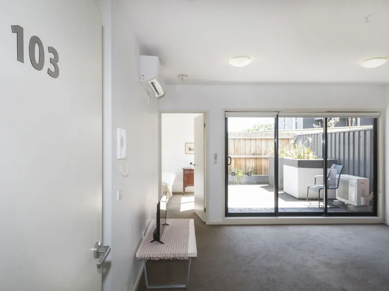 BOUTIQUE APARTMENT STEPS FROM BOX HILL STATION & GARDENS