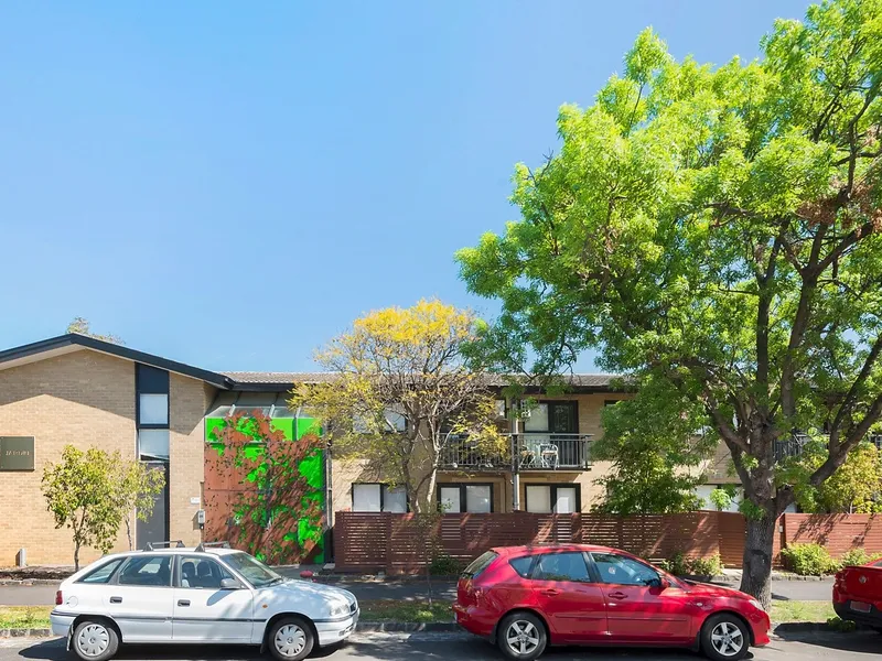 Perfect Location, opposite Blessington Street gardens, popular Acland Street and transport