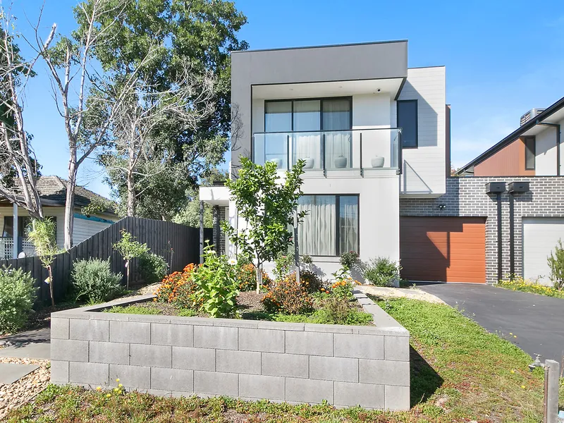 Executive Separately Titled Residence on the Edge of Town