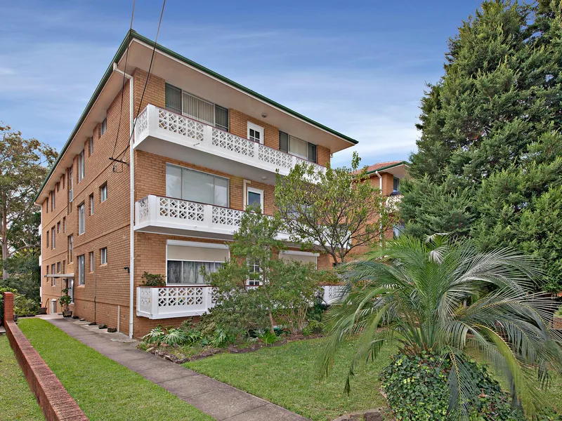 EXTRA LARGE THREE BEDROOM APARTMENT WITH LOCK UP GARAGE