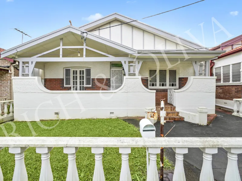 Large Family Home With Rear Lane Access to Double Garage!