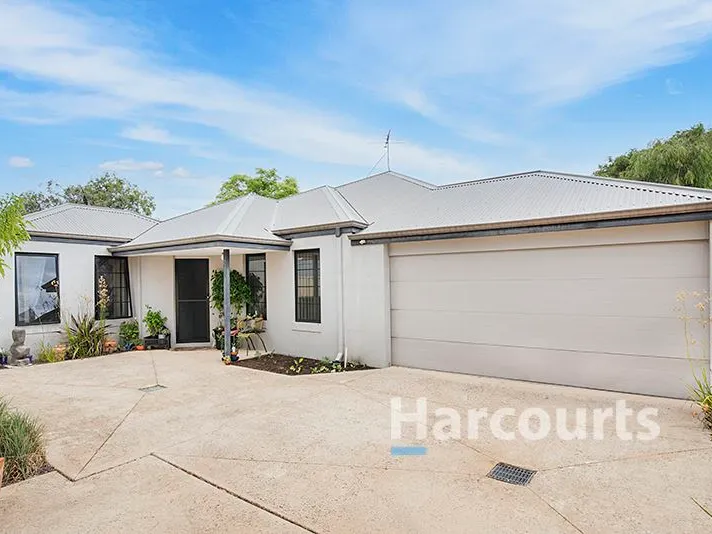 On The Doorstep Of Town and Minutes Stroll To The Beach