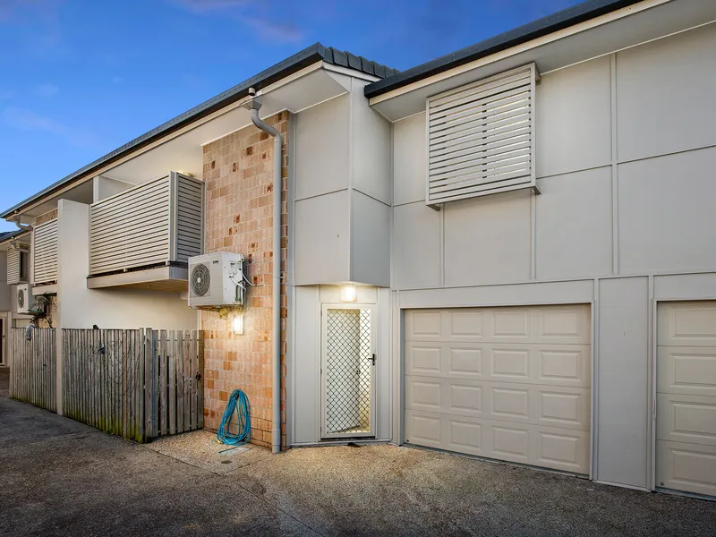 Quiet modern townhouse, near schools and just a walk to public transport.