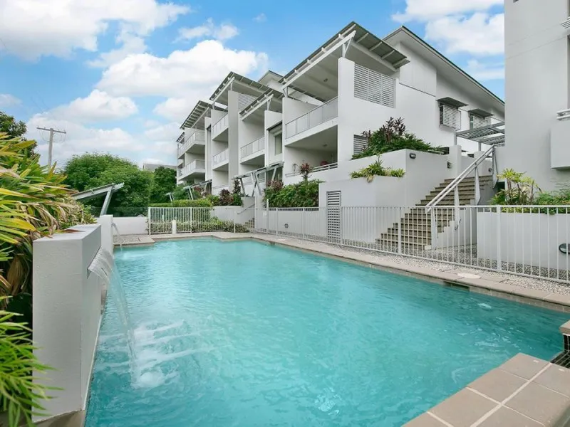 Best location of Indooroopilly walking to shopping center, reach of UQ