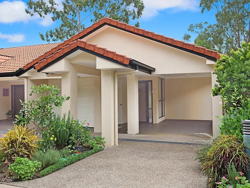 MODERN SOPHISTICATED TOWNHOUSE WITH TREED OUTLOOK