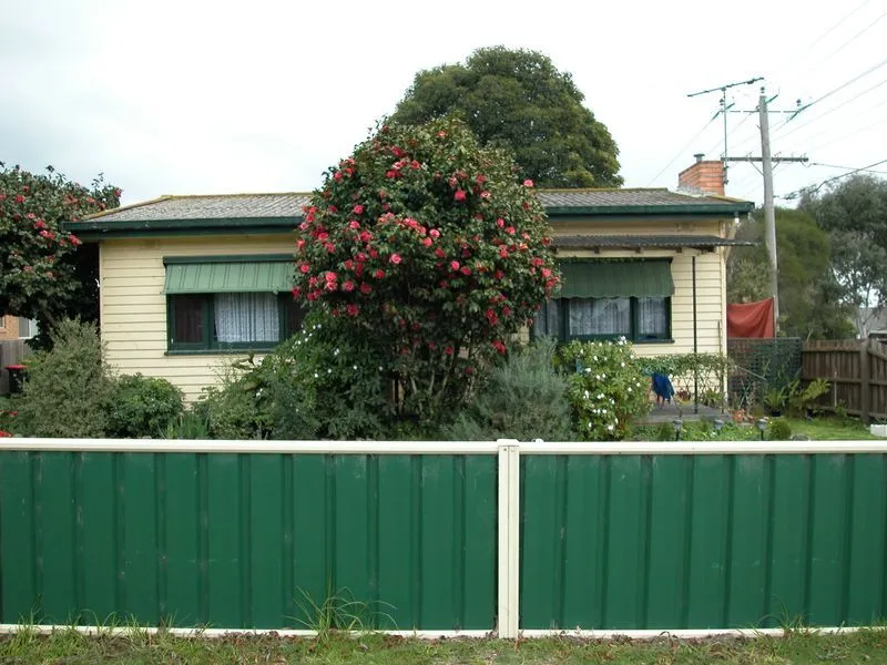 AFFORDABLE & READY TO GO - Two Bedroom Weatherboard House with Gas Heater & Air Con