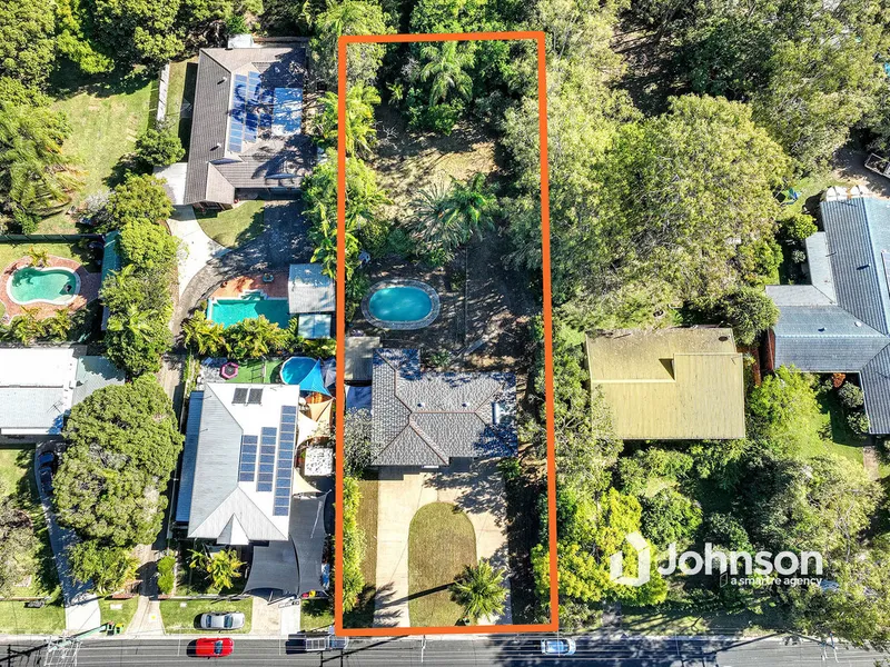 LARGE FAMILY HOME ON 1/2 ACRE BLOCK