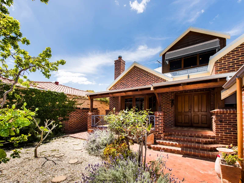 IF YOU LOVE A COMFORTABLE YET EARTHY HOME THIS ONE WILL MAKE YOU VERY HAPPY