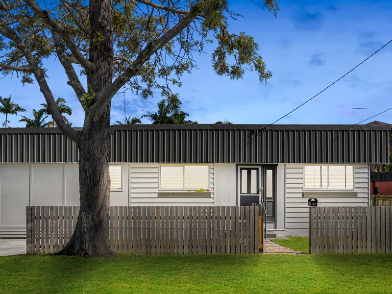 SCARBOROUGH - 4 Bedroom renovated house Within minutes to Scarborough Beach