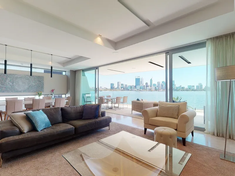 WATERFRONT PENTHOUSE WITH PANORAMIC VIEWS!