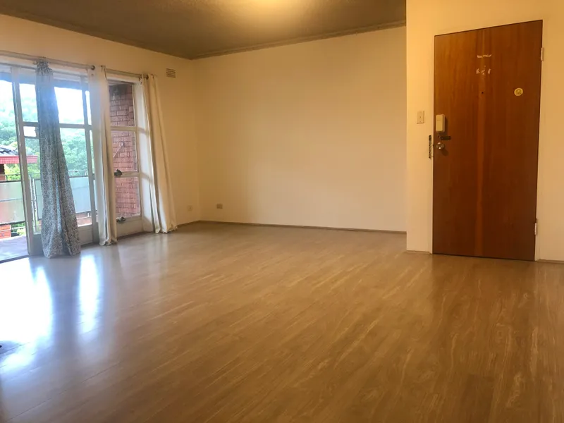 Floorboard through out. Spacious and clean, close  to train station and shops. 
