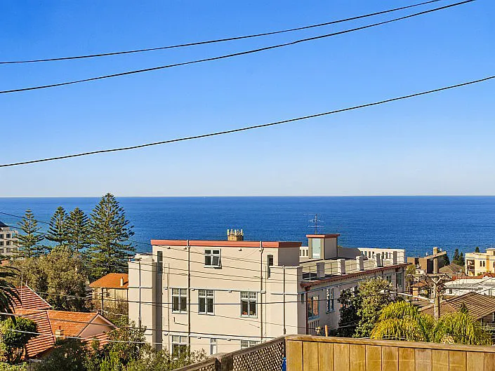 BEAUTIFUL HUGE ART DECO 3 BEDROOM APARTMENT - SIZE OF A SEMI