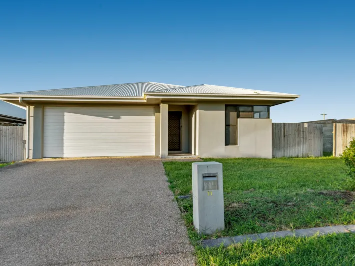 NO REAR OR SIDE NEIGHBOURS - SPACIOUS FAMILY HOME