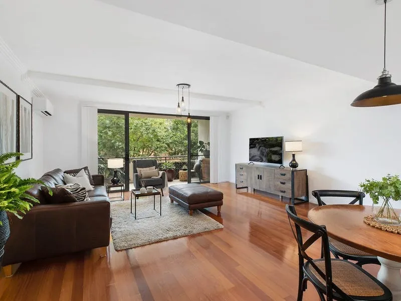 MODERN UNIT IN SCENIC STREET