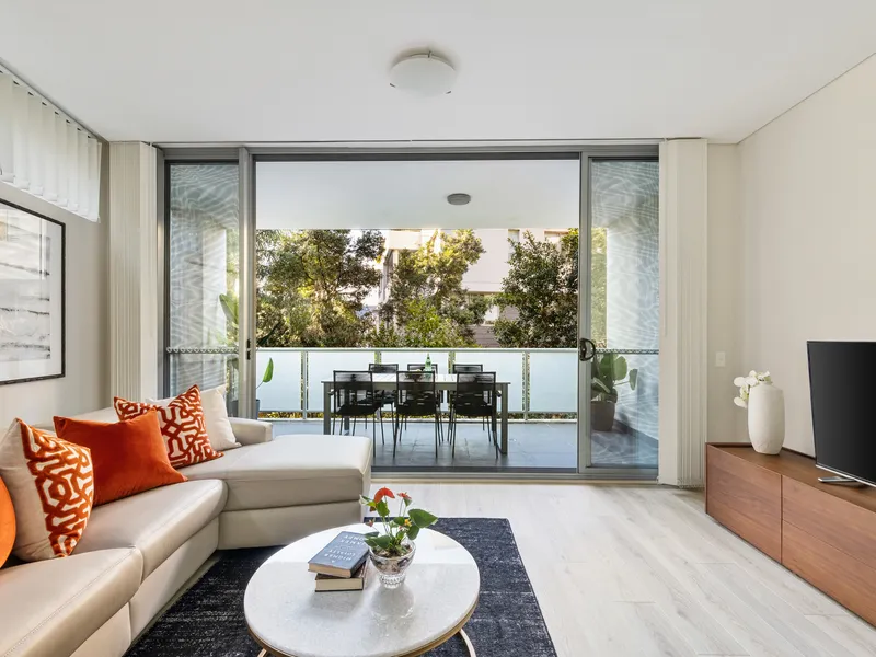 Sunny rear north corner position and walk to rail