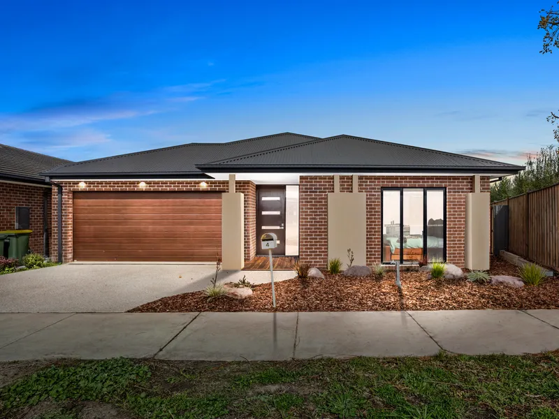 The ULTIMATE IN MODERN AND STYLISH FAMILY LIVING - Walk to Laurimar shops & schools!