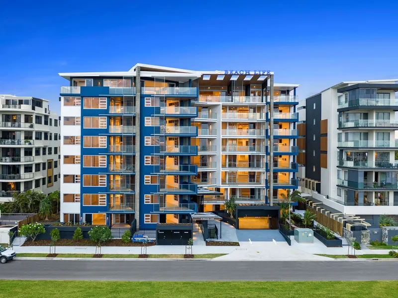 BEACH LIFE - BRAND NEW LUXURY LAKE VIEW APARTMENT