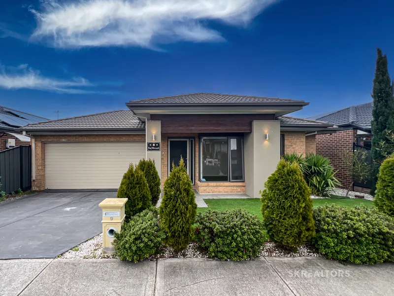 Elegant Family Home Conveniently Located Near All Amenities!!