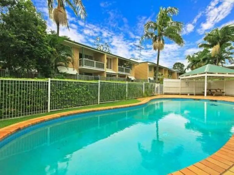 Escape the heat - fully AC! UQ Stays on Warren with pool - Outstanding rooms! 1min to Uni, Air conditioning, TV in your room