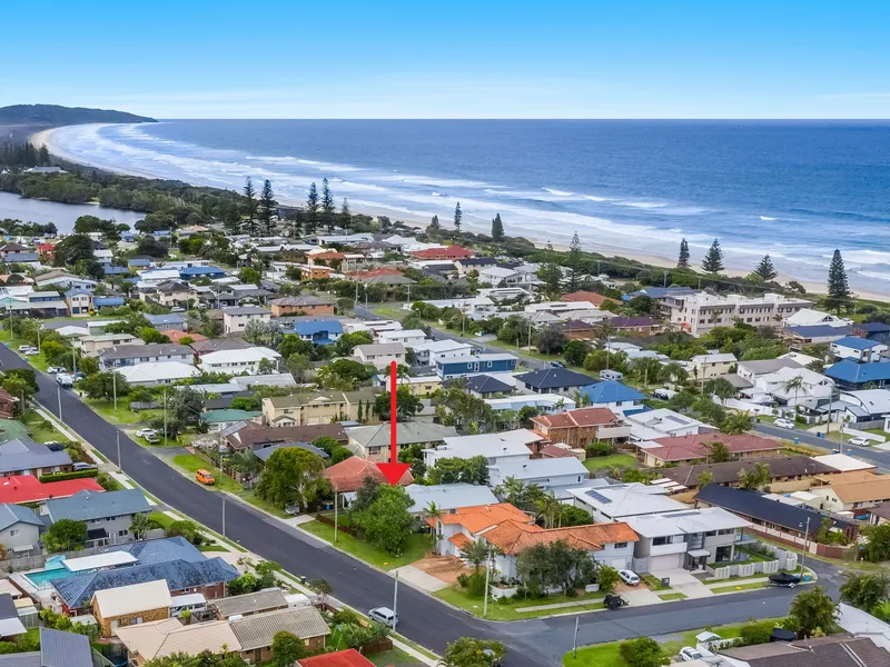 Freestanding Home, Walk To The Beach