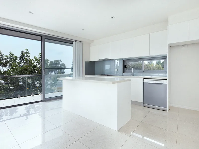 Convenient Modern & Spacious Apartment with Direct Water views