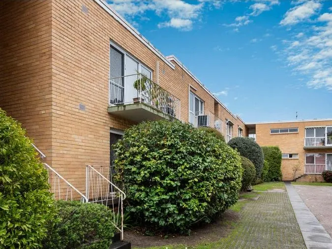 Spacious north facing one bed - modern kitchen & bathroom 5mins from Glenferrie