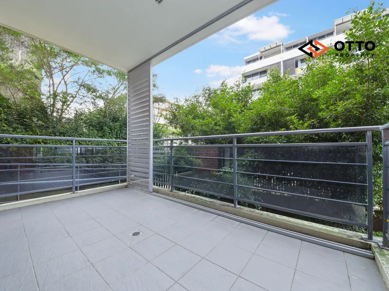 Oversized and Renovated Two bedrooms Apartment in Prime Location