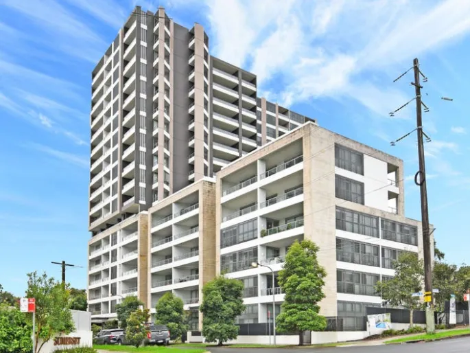 Excellent 2-Bedroom Apartment in Best Close to Light Rail Station Location